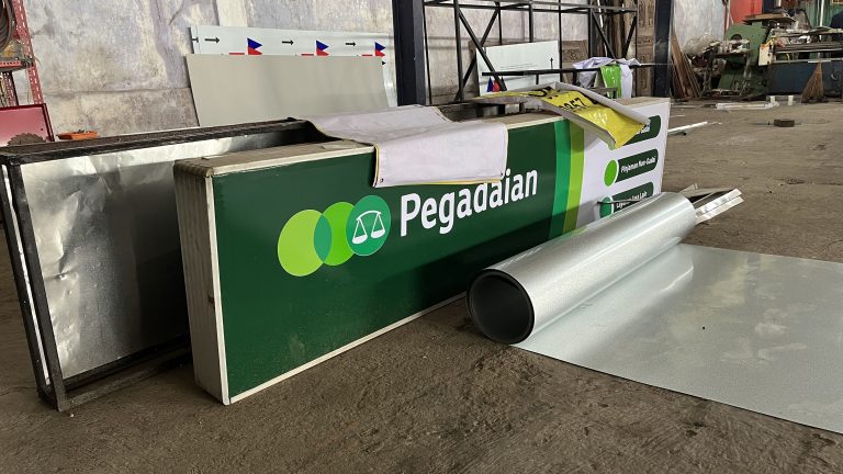 PAPAN NAMA, SIGNAGE BOX, NEON BOX SEBAGAI IDENTITAS VISUAL YANG KUAT