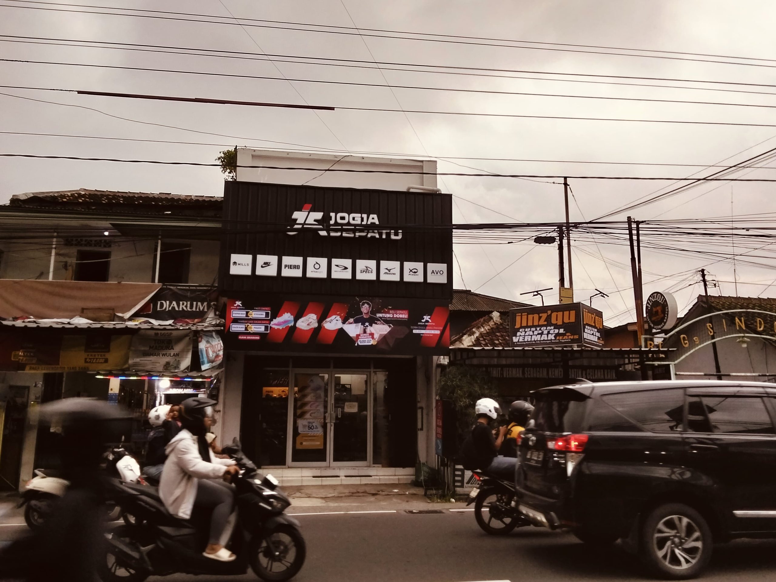 Transformasi Tampilan Toko dengan Shop Sign & Neon Box oleh CV Gracindo